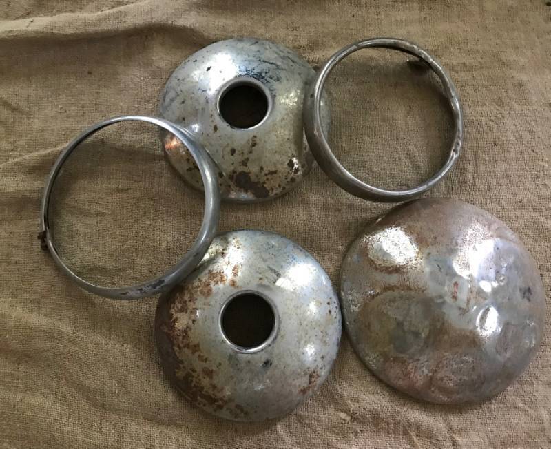 lot 36 image: Set of Vintage dog dish hubcaps and rims