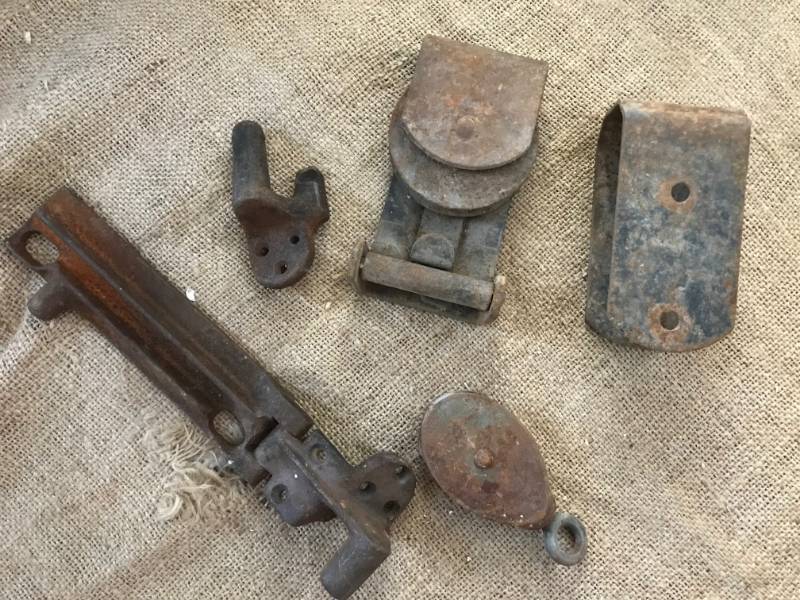 lot 39 image: Rustic Vintage Metal pullies and parts