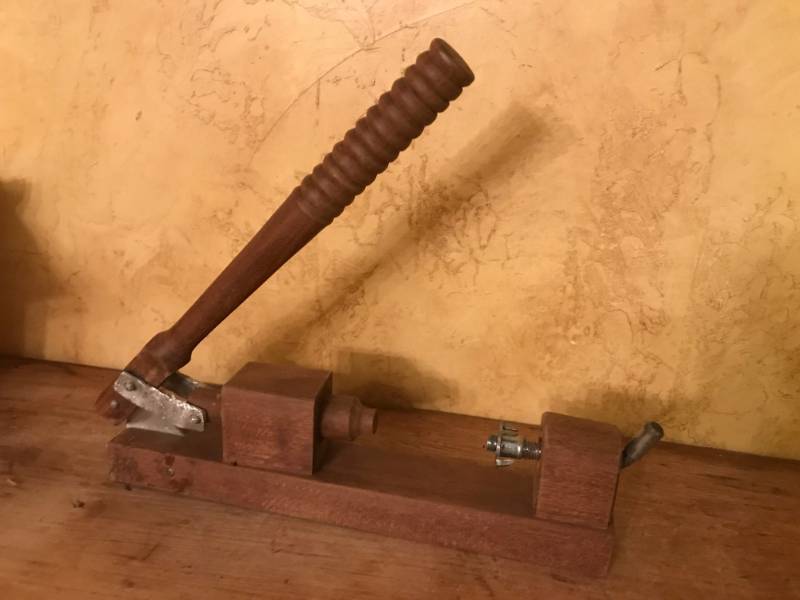 lot 40 image: Handmade wood vise