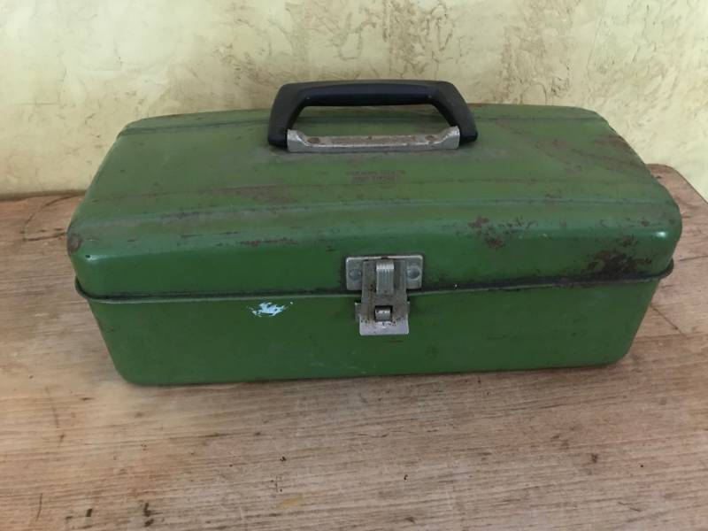 lot 43 image: Vintagerustic green metal tackle boxtool box
