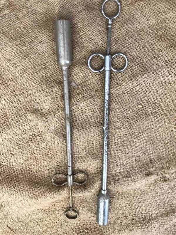 lot 59 image: Vintage Aluminum Pill Pushers (vet tool)