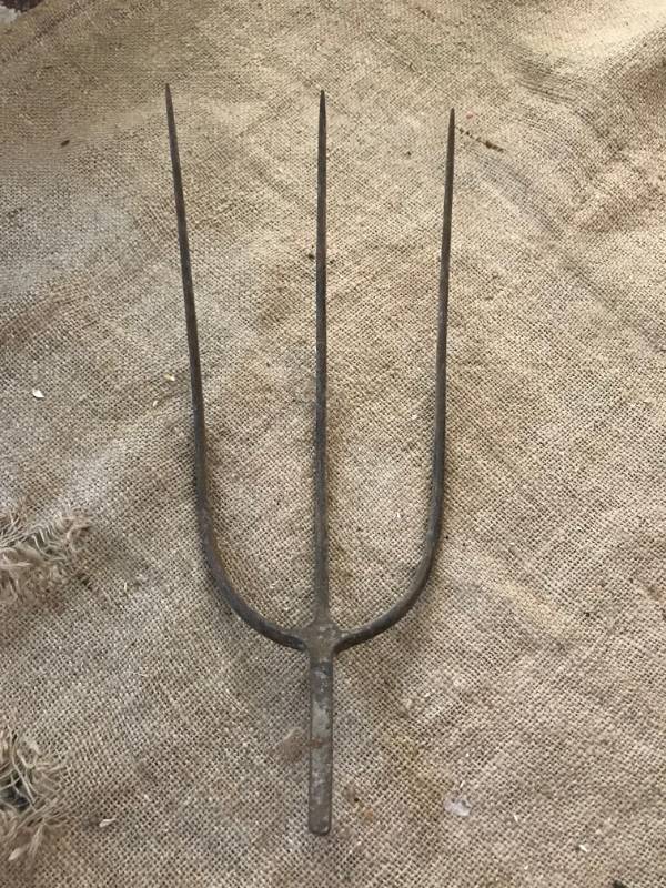 lot 78 image: Primitive Vintage 3 prong Pitchfork