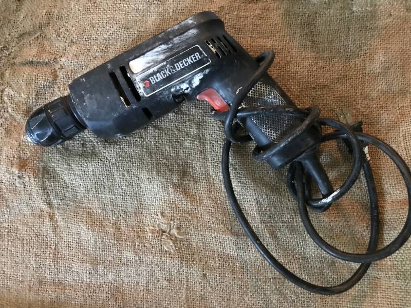 lot 87 image: Black and Decker electric drill-works