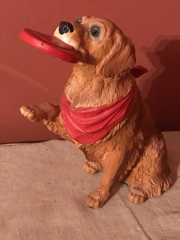 lot 102 image: Golden Retriever with Frisbee Statue