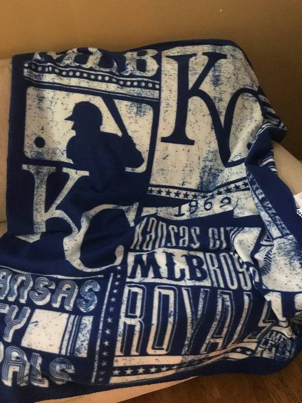 lot 127 image: Royals Fleece throw blanket
