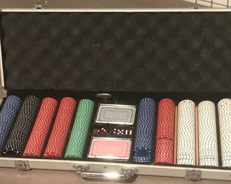 lot 2003 image: Poker Chip Set in case--one of the latches on the case is broken