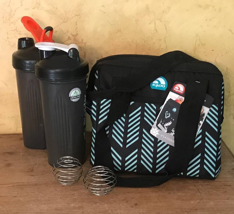 lot 2025 image: Igloo cooler bag and shaker bottles