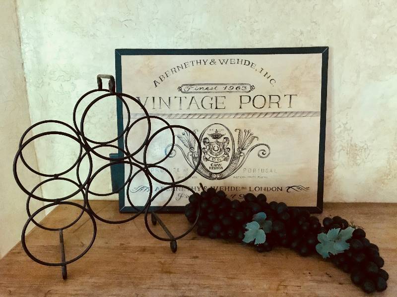 lot 2098 image: Wine Wall dcor and 6 bottle wine rack with grapes