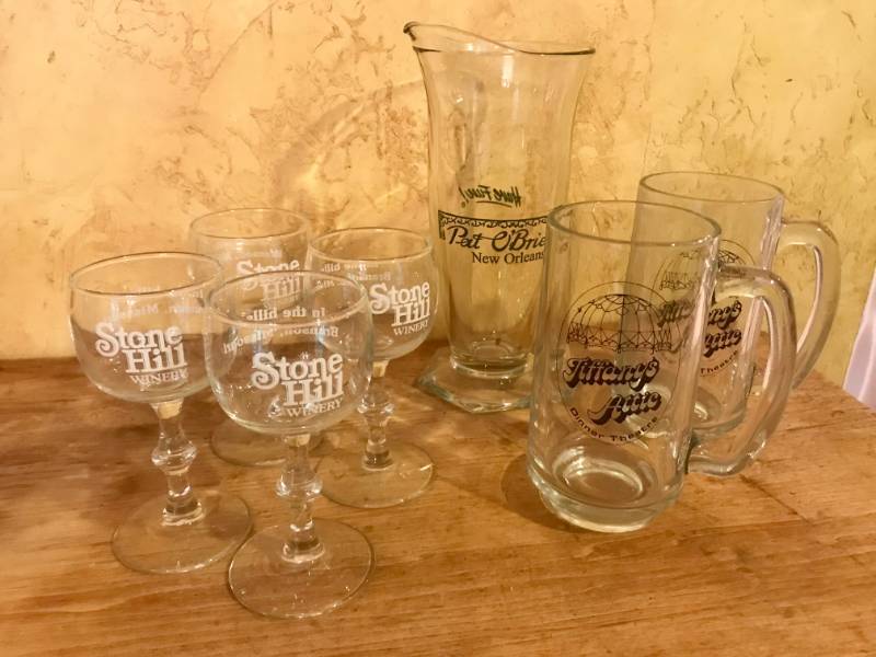 lot 2135 image: Set of Collectible Bar glasses (Stone Hill wine glasses, Pat O Brien pitcher, Tiffanys Attics glass mugs)