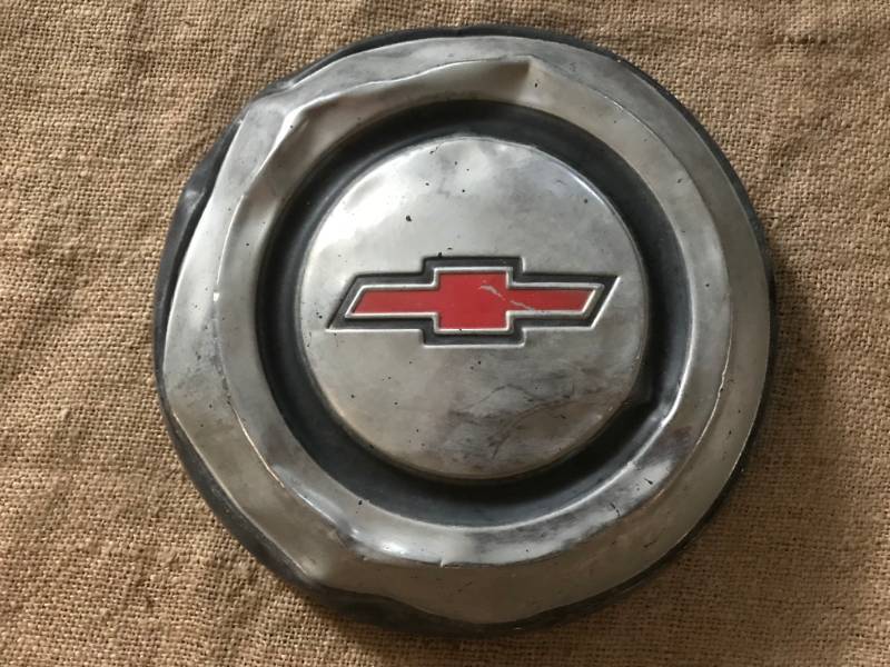 lot 2176 image: Vintage dogdish hubcap with Chevy emblem