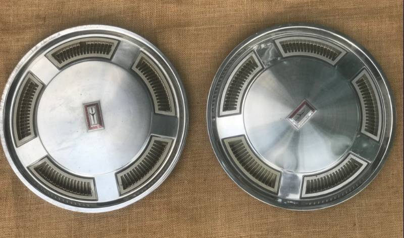 lot 2179 image: Set of 2 OldsmobileGM Hubcaps