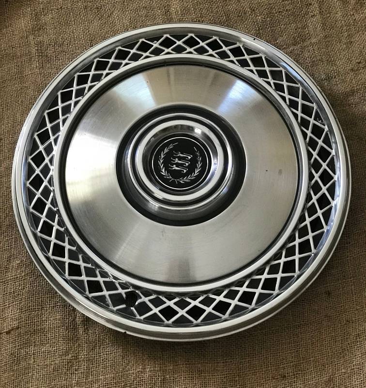lot 2184 image: Vintage Three Lion Ford Hubcap