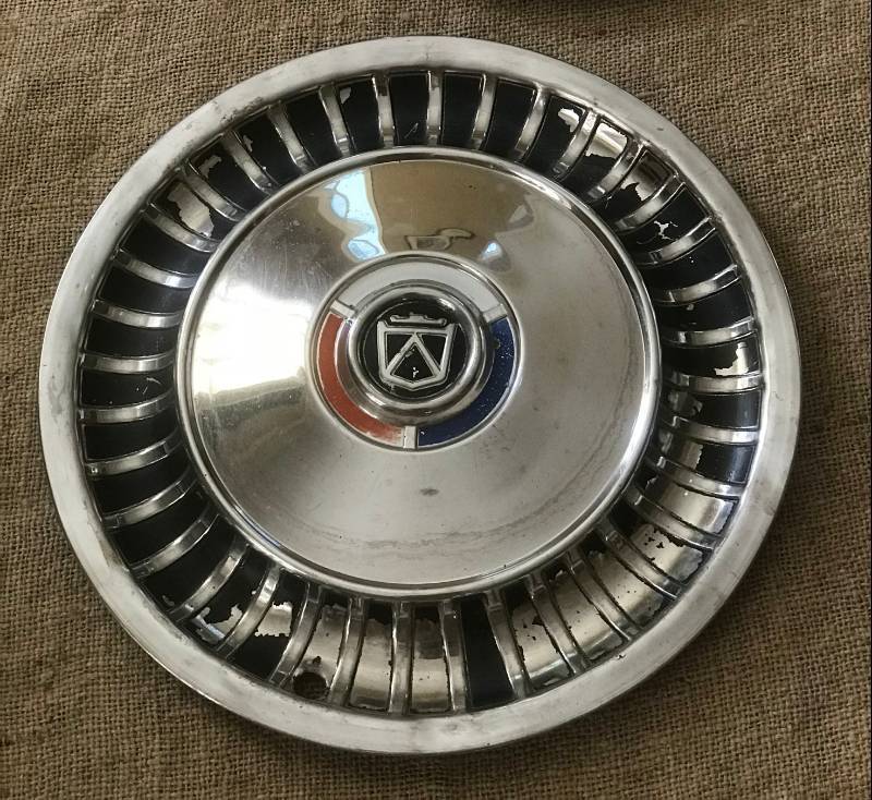 lot 2186 image: Vintage Ford Fairlane Hubcap