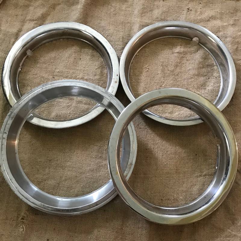 lot 2187 image: Set of 4 hubcap rims