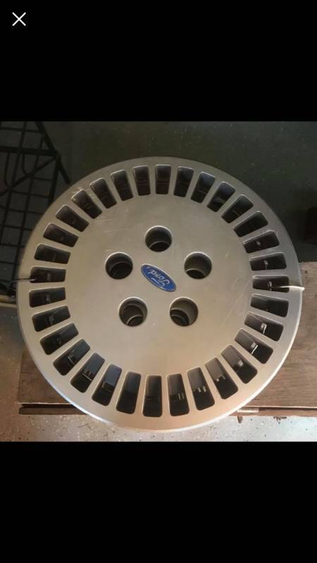 lot 2190 image: Set of 4 Ford Hubcaps
