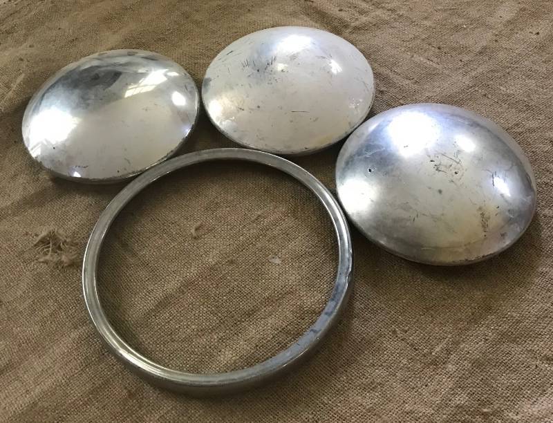 lot 2192 image: Set of 3 Vintage dog dish hubcaps and rim