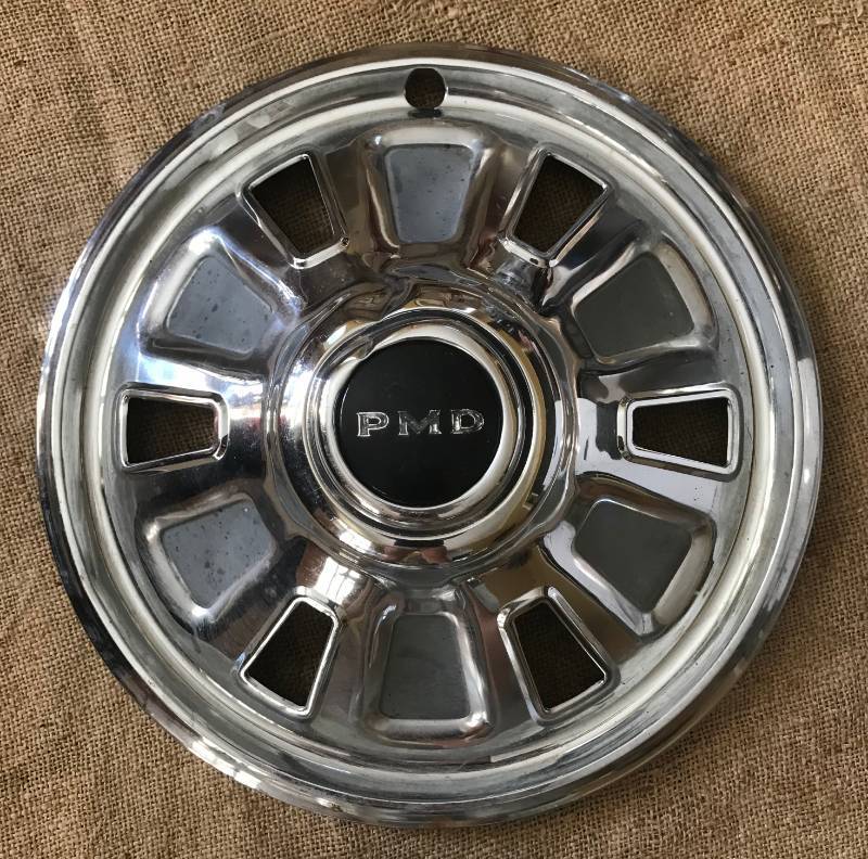 lot 2197 image: Vintage 1967-69 Pontiac PMD Hubcap