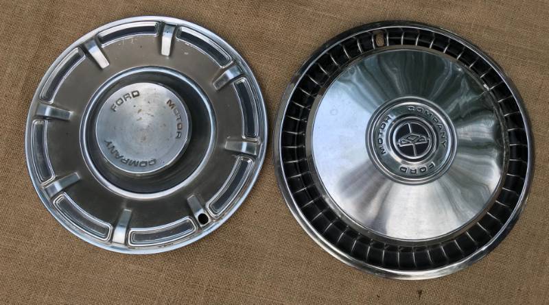 lot 2199 image: Set of 2 Vintage Ford Hubcaps