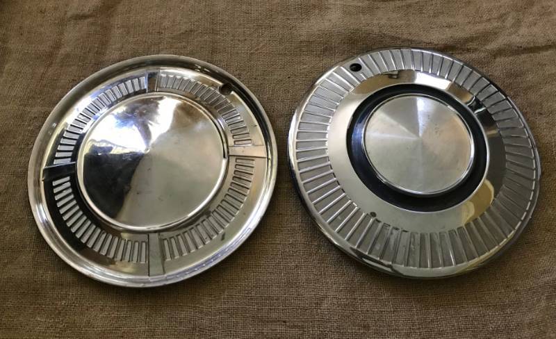 lot 2201 image: Set of 2 similar vintage hubcapswheel covers