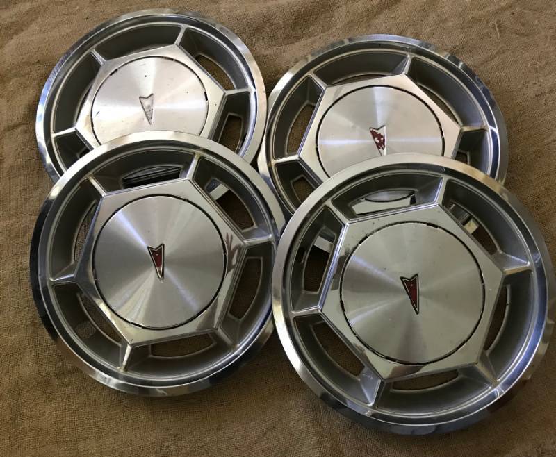lot 2202 image: Set of 4 Pontiac hubcaps