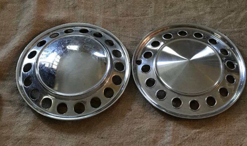 lot 2204 image: Set of 2 similar vintage hubcapswheel covers
