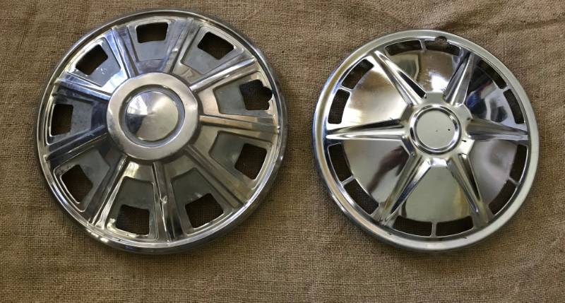 lot 2205 image: Set of 2 similar vintage hubcapswheel covers