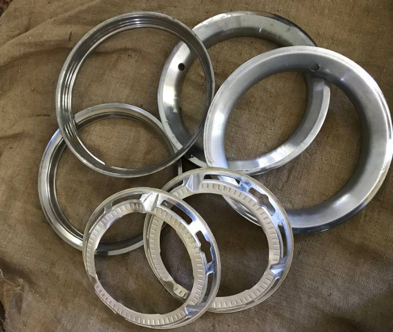 lot 2206 image: Set  of 6 hubcap rims