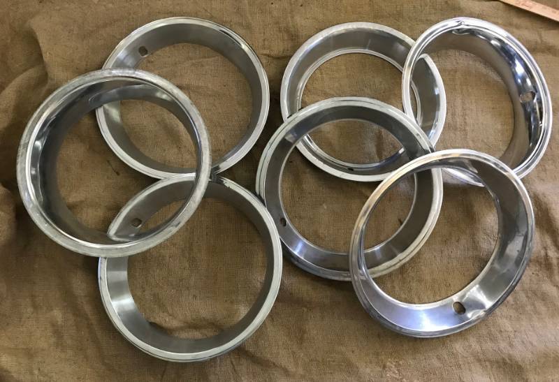 lot 2207 image: Set of 7 hubcap rims