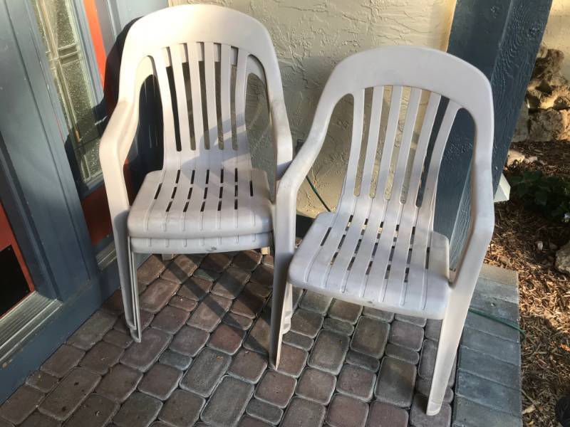 lot 2209 image: Set of 3 cream colored plastic stackable lawn chairs