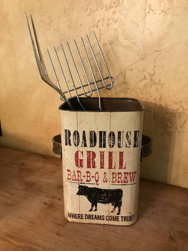 lot 2225 image: Roadhouse Grill Bar-B-Q and Brew Tin