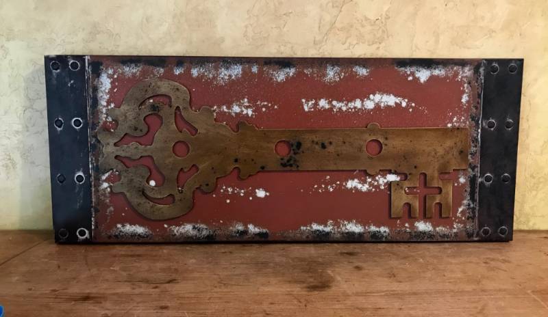 lot 2233 image: Metal Wall Dcor with Key Image