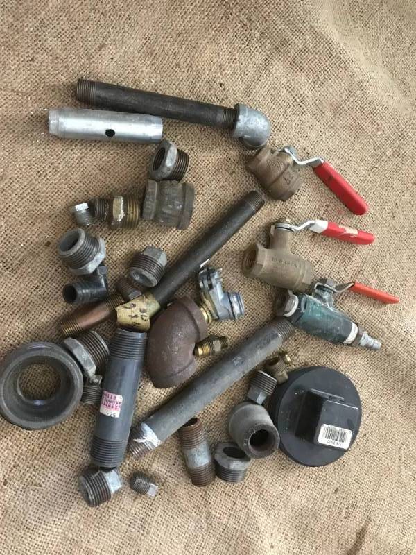 lot 2251 image: Plumbing parts--values and pipe pieces