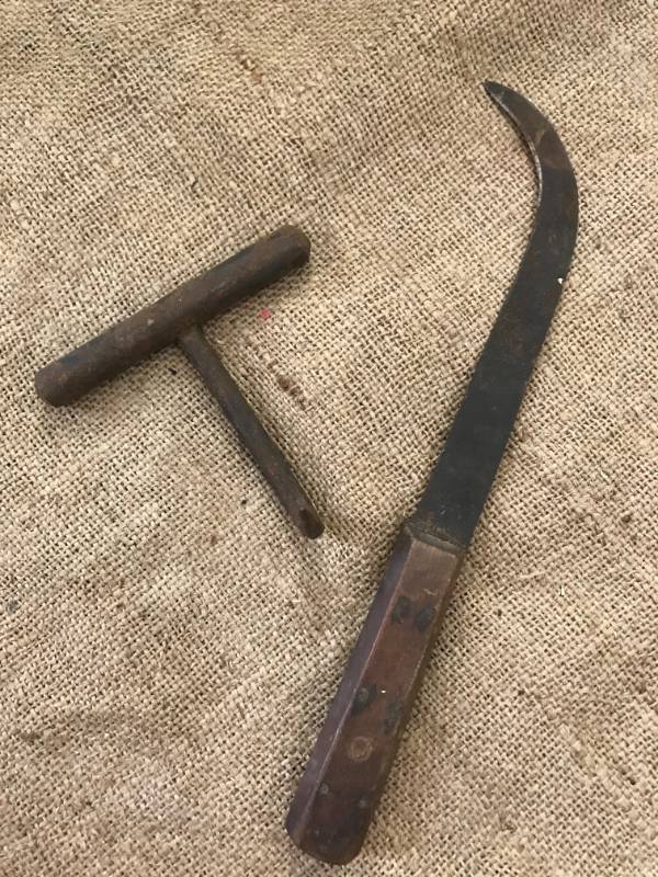 lot 2261 image: Vintage sickle blade knife and rustic hook (icehay)
