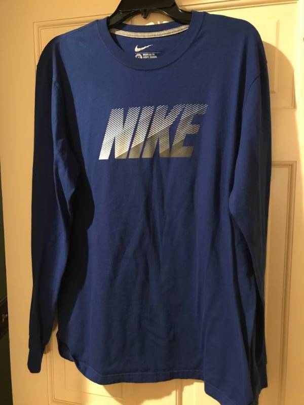 lot 2268 image: Long Sleeve Nike T-shirt regular fit Large