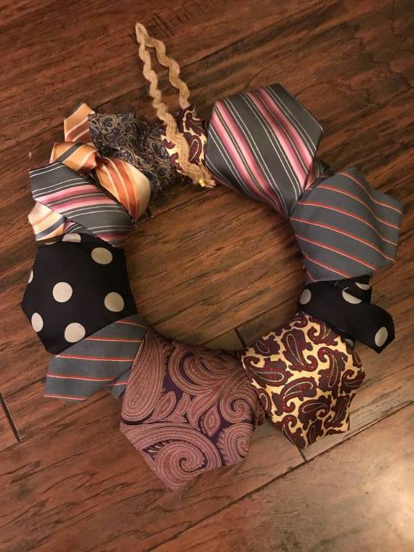 lot 2273 image: Mens Tie Wreath