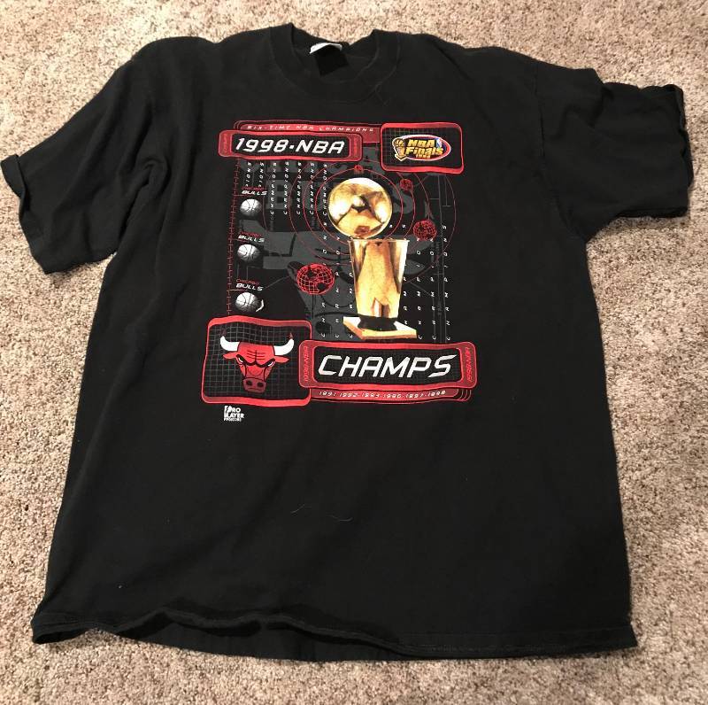 lot 2291 image: Chicago Bulls T-shirt NBA Champs Large