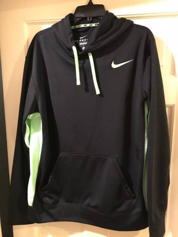 lot 2321 image: Black Nike Therma Fit hooded sweatshirt Large
