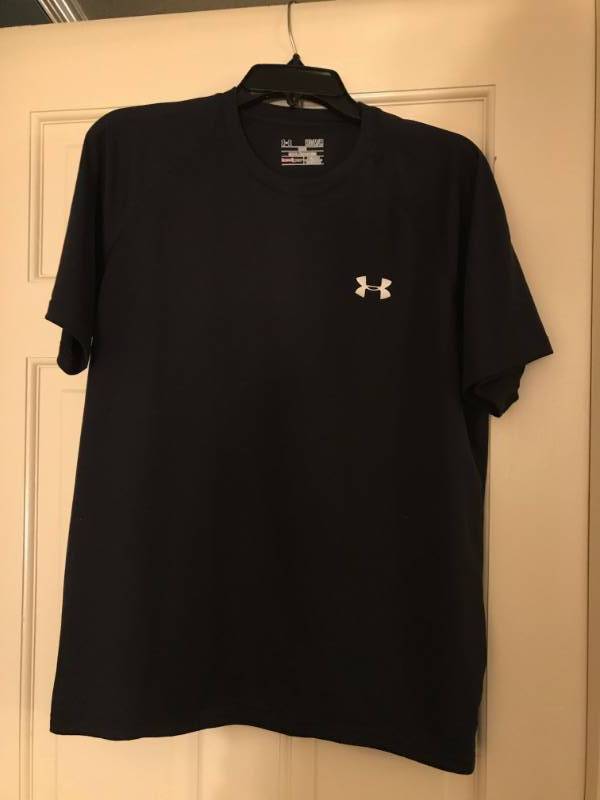 lot 2322 image: Black Under Armour T-shirt Loose fit Medium
