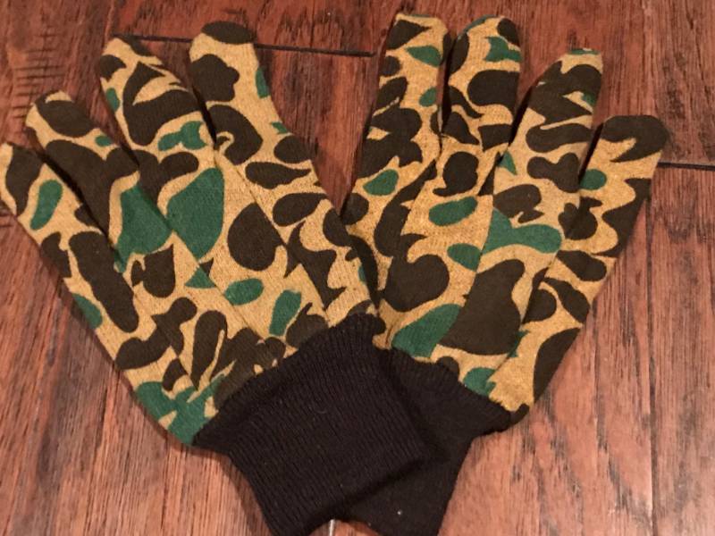 lot 2340 image: Camouflage Gloves