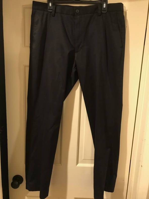 lot 2352 image: Dockers D2 Black khaki slacks-36 x 32