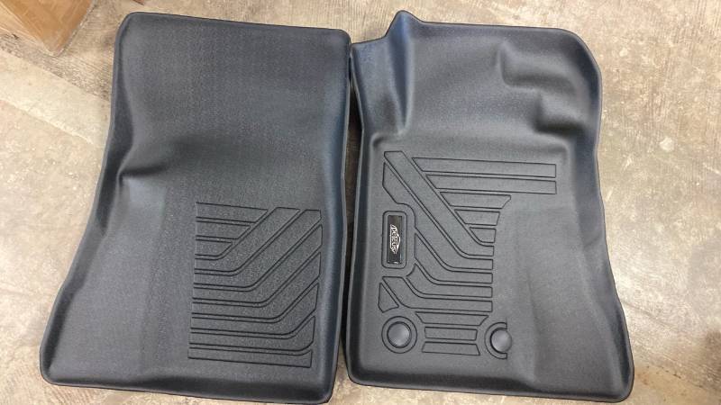 lot 2129 image: 5 pc floor mats, not sure on vehicle  - Retail $100