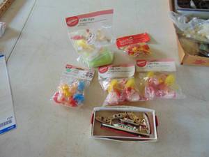 lot 2118 image: Wilton and Made in Japan Cake Toppers