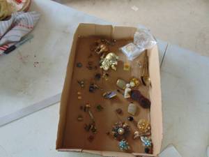 lot 2140 image: Costume Jewelry - Vintage Buttons Pins Tacs