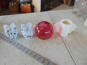 lot 2148 image: Selection of small vasesDecor - unmarked