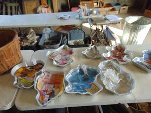 lot 2166 image: Wilton Cake Pans