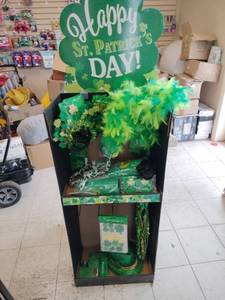 lot 18251 image: Kroger St Pattys Day Quarter Pallet Display