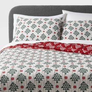lot 3329 image: 3pc King Holiday Matelasse Quilt and Sham Set Green Tree - Threshold - Retail $49