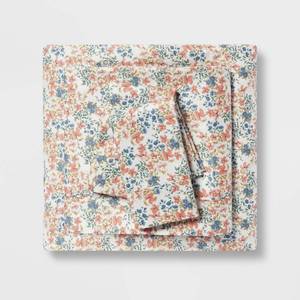 lot 3388 image: Queen Printed Performance 400 Thread Count Sheet Set Ditsy Floral - Threshold Cotton Sateen, OEKO-TEX Certified, 4-Piece Set - Retail $55