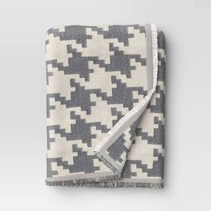 lot 3420 image: 50x60 Oversized Chenille Woven Houndstooth Throw Blanket GrayNeutral - Threshold - Retail $30
