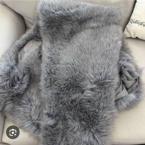 lot 3463 image: Threshold Faux Fur Throw Blanket, Grey